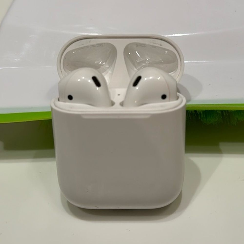 APPLE AIRPODS Airpods gen 1 working good condition case